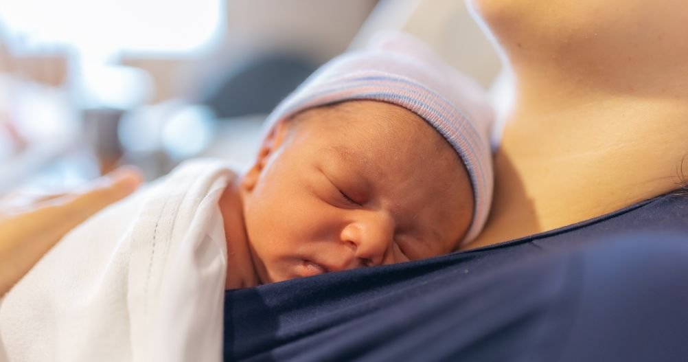 Contato pele a pele com o Bebê: sua importância e benefícios