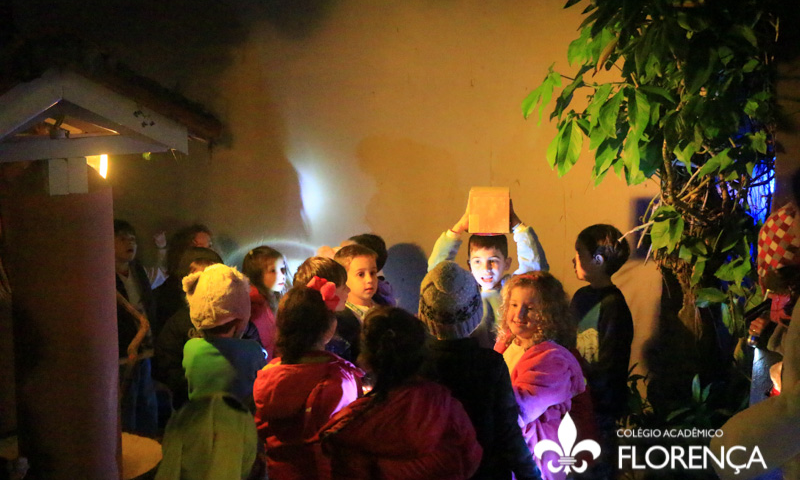 Festa do Pijama: Crianças brincando nos espaços do Colégio Florença