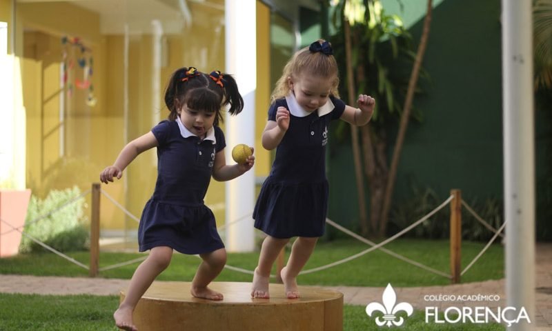 Qual a melhor idade para pôr o filho na escola - Crianças brincando no implemento do Colégio Florença