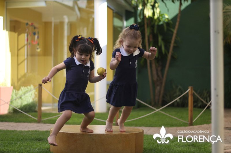 Qual a melhor idade para pôr o filho na escola - Crianças brincando no implemento do Colégio Florença