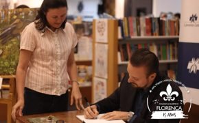 Prof. Roger Hansen autografando livro de contos de fadas O Lenhador