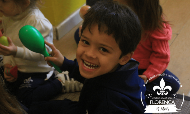 Como educar uma criança de 3 anos, criança sorrindo na escola infantil