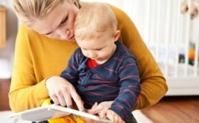 mãe lendo um livro para o bebê - Contar histórias para seu bebê