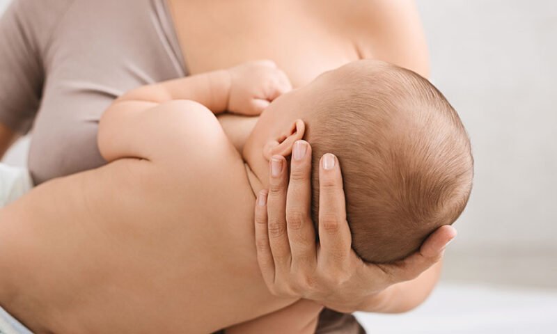 Mãe amamentando seu bebê - dicas para aumentar a produção de leite materno