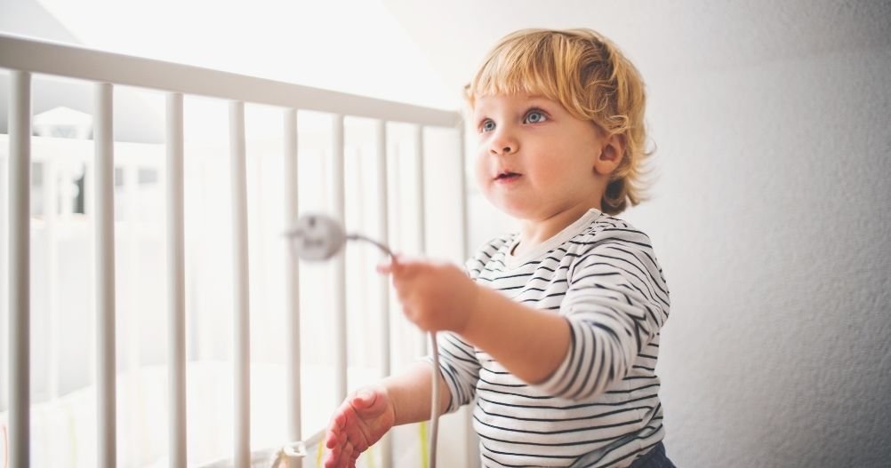 Criança segurando uma tomada - A importância dos limites para o desenvolvimento infantil