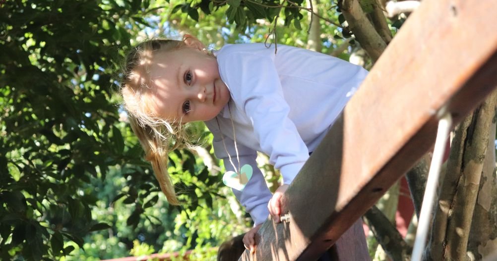 Criança brincando em meio a natureza - O que seu filho precisa para ter um desenvolvimento positivo?